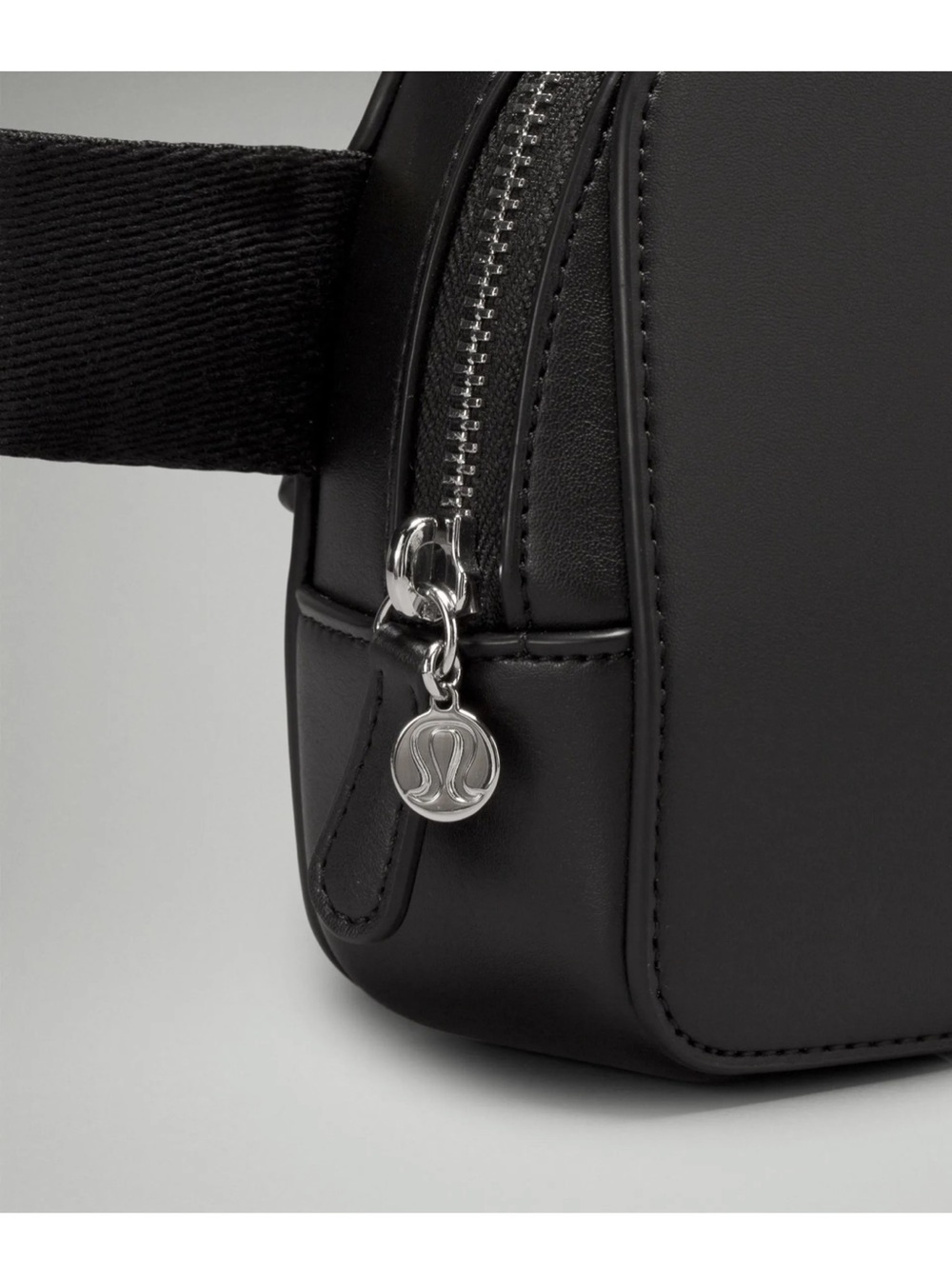 NWOT Lululemon Everywhere Belt Bag 1L Leather Alternative - Black/Silver - Picture 4 of 13